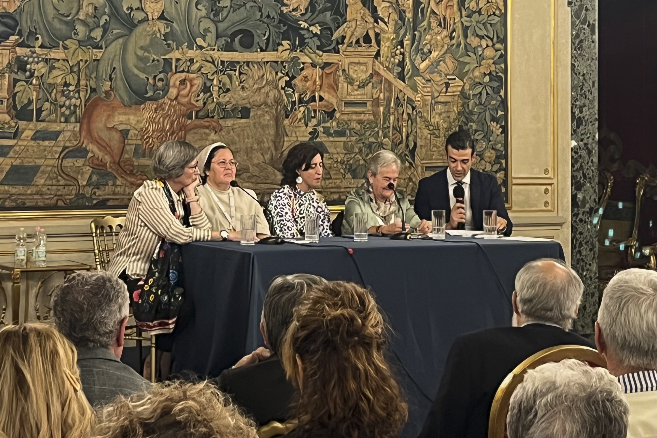 Para el papa, incluir a la mujer en la iglesia no significa su ordenación