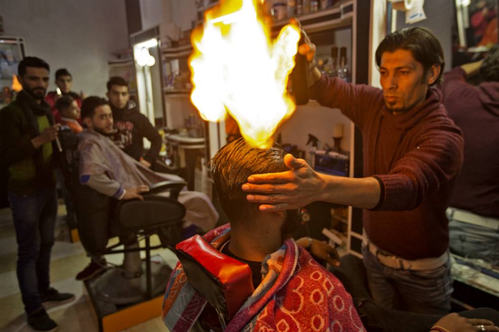 El palestino que en la Franja de Gaza corta el cabello a punta de fuego