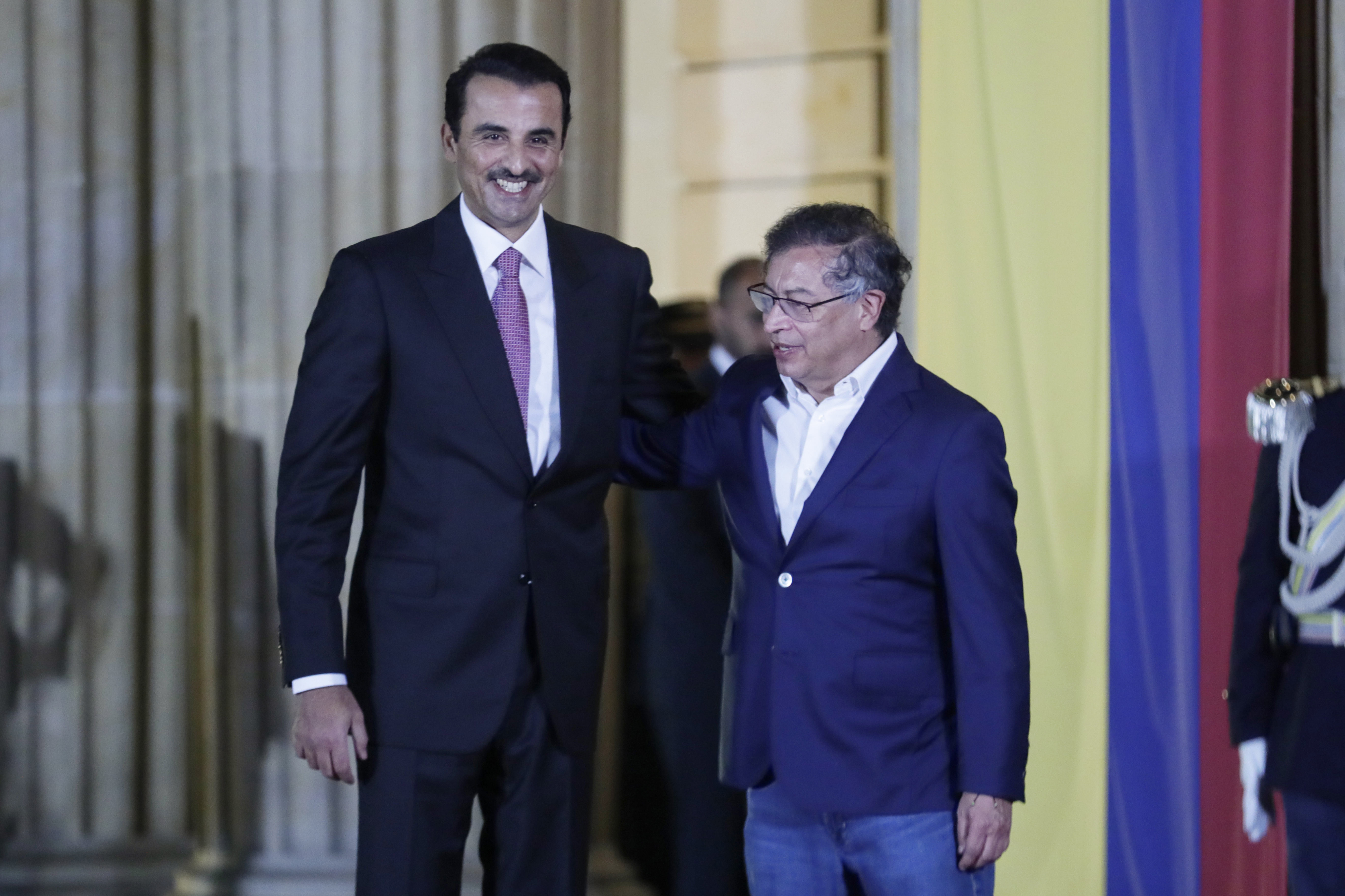AME9508. BOGOTÁ (COLOMBIA), 20/11/2024.- El emir de Catar, Tamim bin Hamad Al Thani (i), es recibido con honores este miércoles por el presidente de Colombia, Gustavo Petro (d), en la Casa de Nariño, en Bogotá (Colombia). Petro y el emir de Catar acordaron en Bogotá avanzar en las negociaciones para un acuerdo de asociación económica integral, informaron fuentes oficiales. EFE/ Carlos Ortega