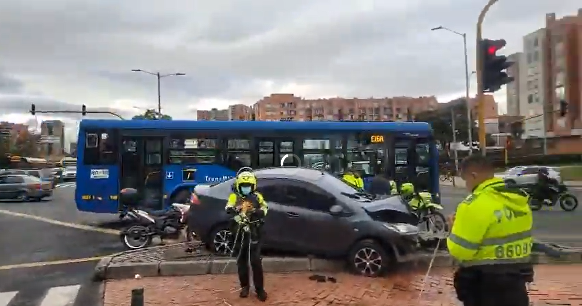 Movilidad: camión volcado en la localidad de Kennedy y desvíos en TM
