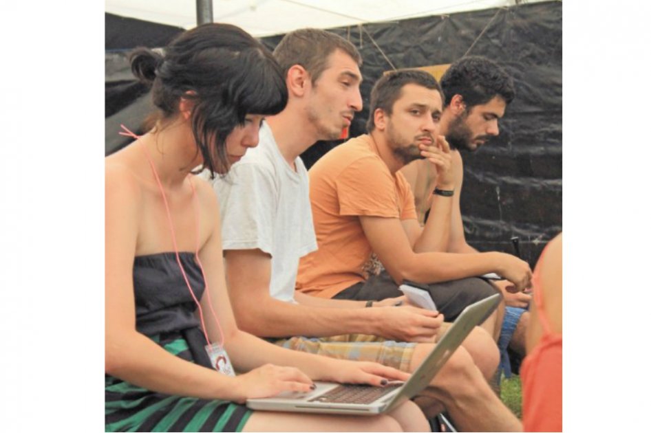 Jóvenes reporteros debaten en la Casa del Periodista, ubicada en Bucarest (Rumania). / Cortesía