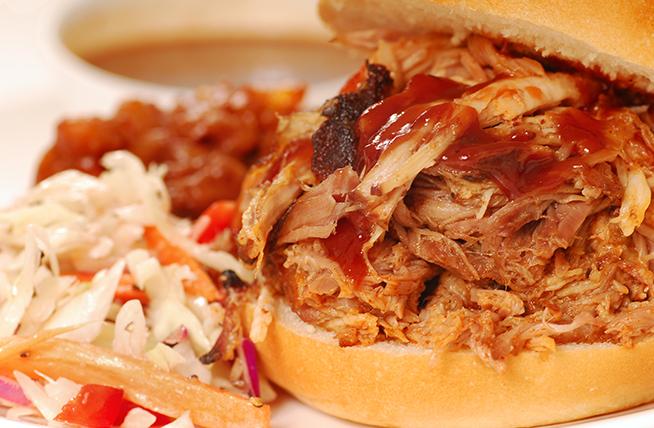 Sándwich de carne de cerdo deshilachada, llévalo al picnic