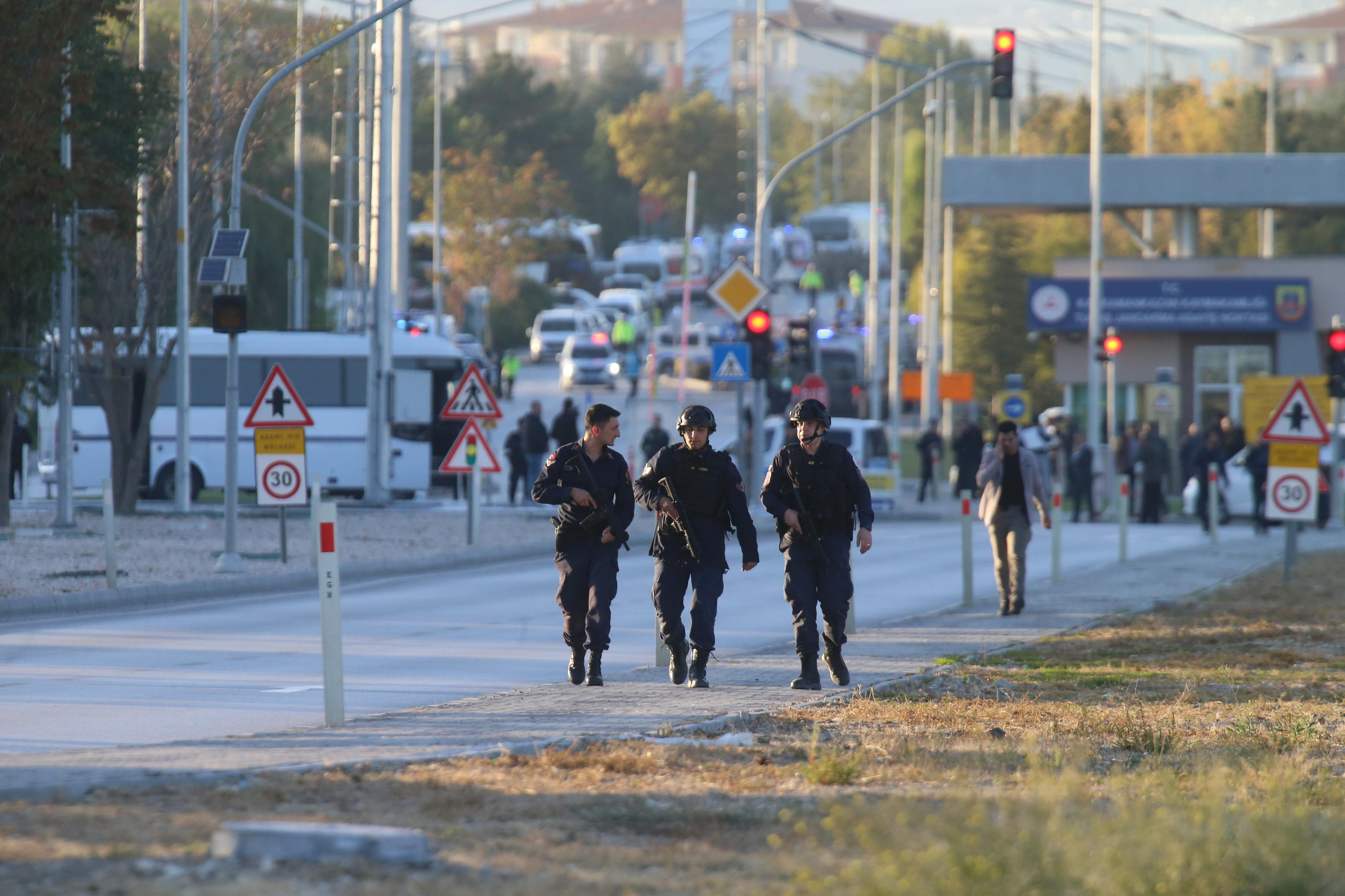 Ankara (Turkey), 23/10/2024.- Policemen secure the area during a terror attack at (TUSAS) Turkish Aveospace and Aviation Center's headquearter in Ankara, Turkey 23 Ocober 2024. Turkey's interior ministry reports that several people are "dead and injured" following an explosion at the headquarters of a Turkish aviation firm close to Ankara. (Turquía) EFE/EPA/NECATI SAVAS