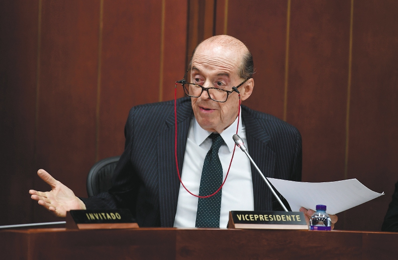 Canciller Álvaro Leyva continuará suspendido por tres meses más