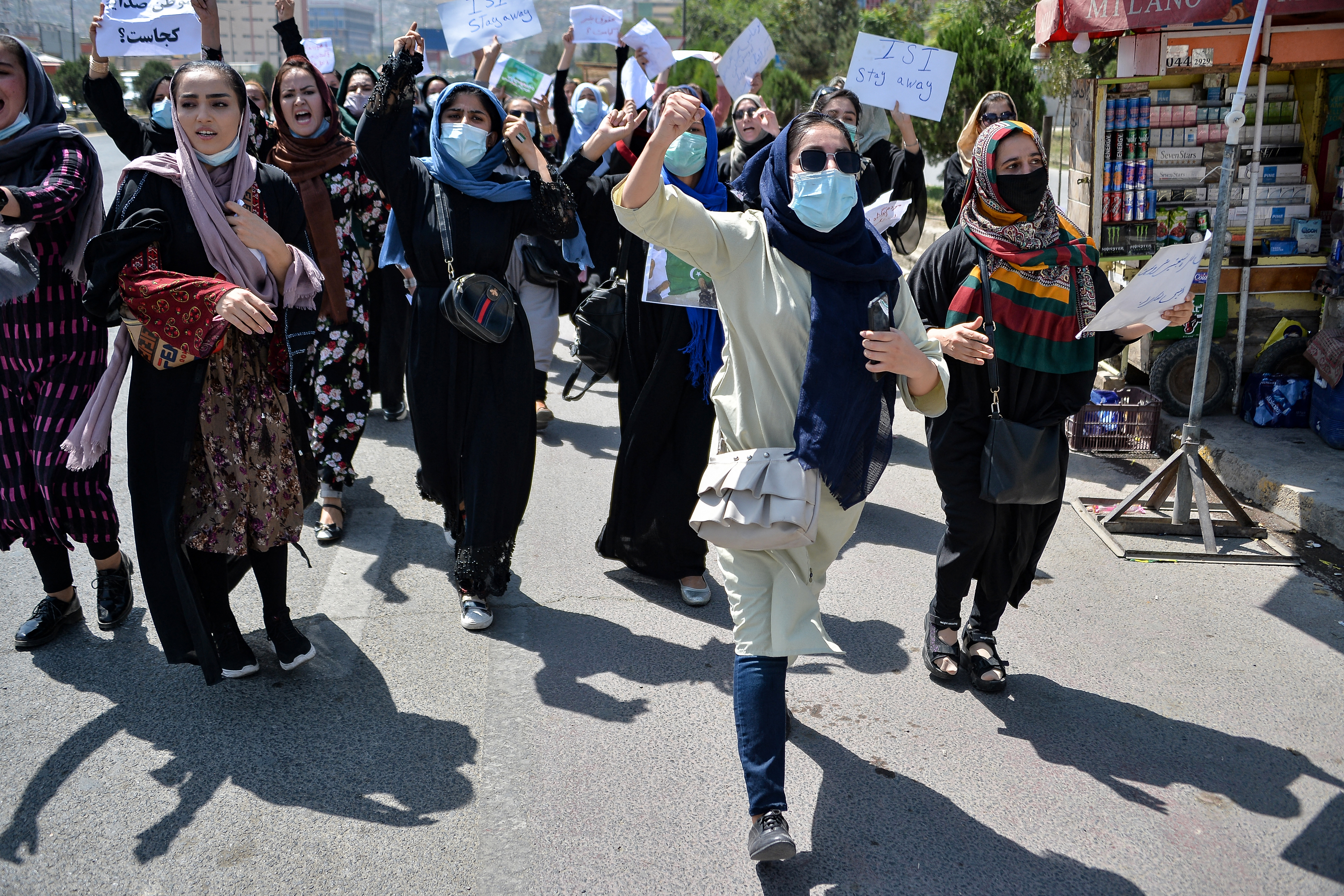 Con tiros al aire, talibanes dispersan protestas en contra de su nuevo gobierno