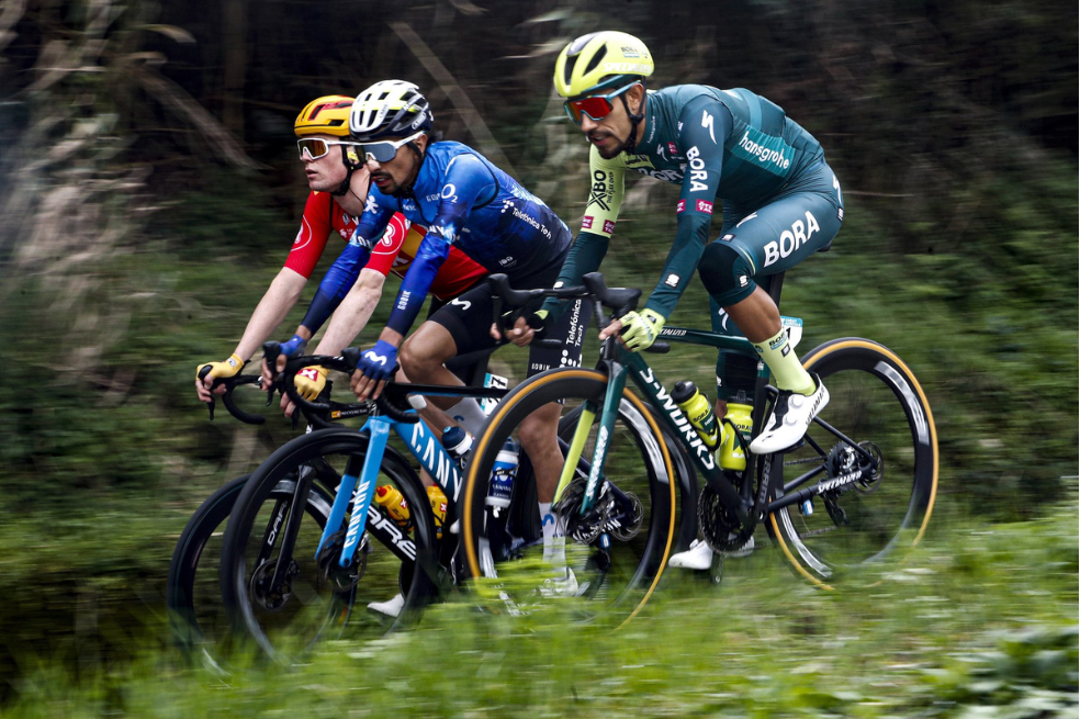 Daniel Felipe Martínez (der.) corre junto a Iván Ramiro Sosa (cent.) en la Tirreno Adriático.