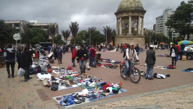 Parque de los periodistas, en Bogotá, se llenó de vendedores de cachivaches