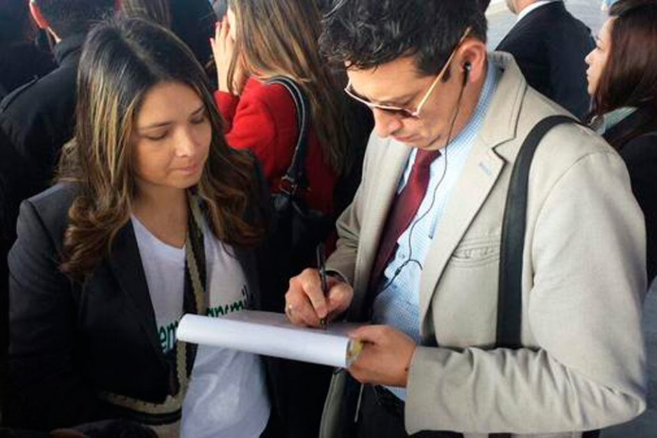 Eliana Sandoval, líder de la campaña “Salvemos TransMilenio”, recogiendo firmas en la estación de Banderas.