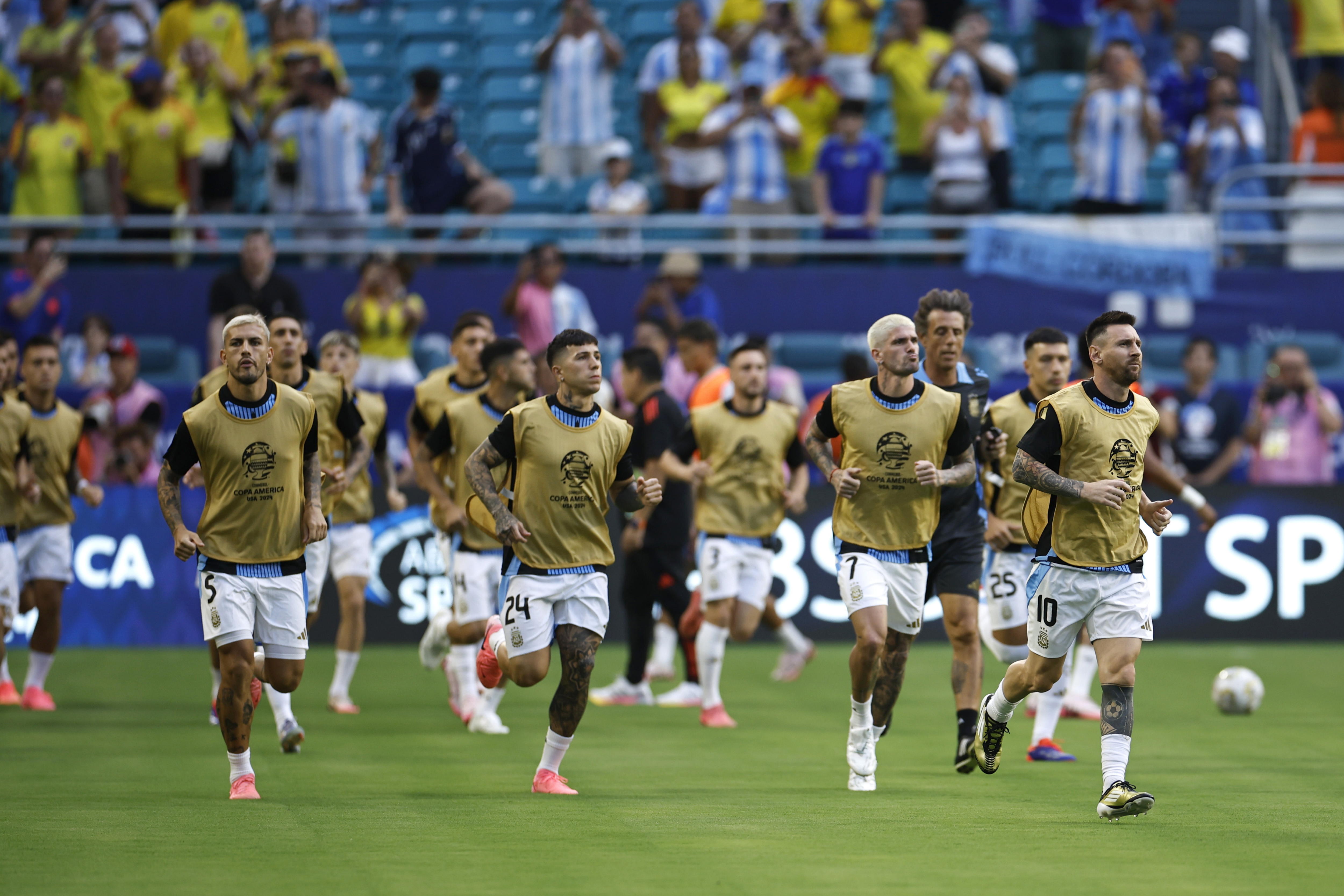 Miami Gardens (United States), 15/07/2024.- Lionel Messi of Argentina (R) leads the Argentine team back on the pitch for warm-ups before the CONMEBOL Copa America 2024 Final between Argentina and Colombia, in Miami Gardens, Florida, USA, 14 July 2024. EFE/EPA/CJ GUNTHER
