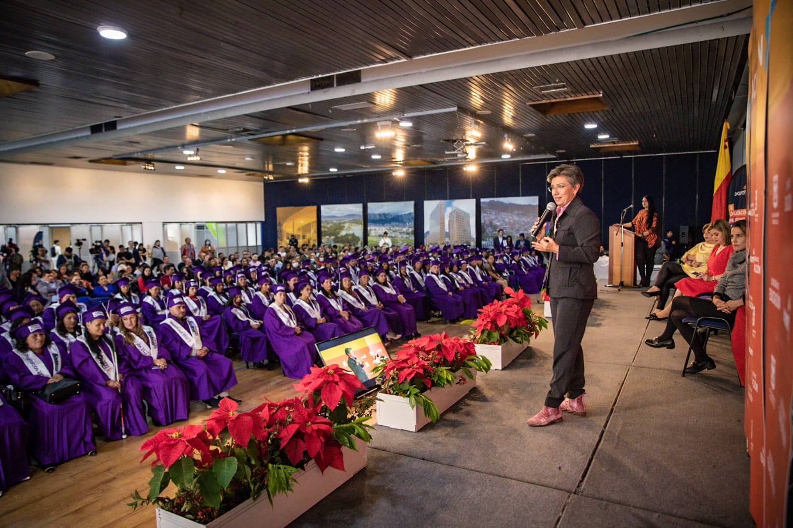 Manzanas del Cuidado: 299 mujeres y hombres se graduaron de bachillerato