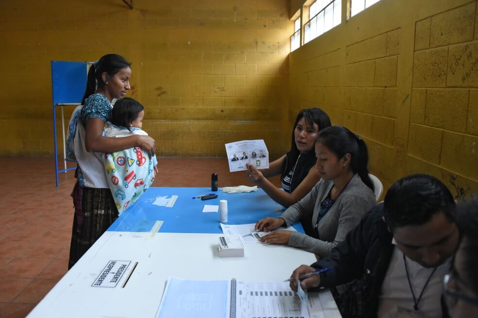 La lluvia fue uno de los factores que disminuyó el flujo de votantes durante la jornada. / AFP