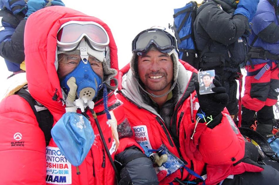 Japonés de 80 años llega a la cumbre del Everest