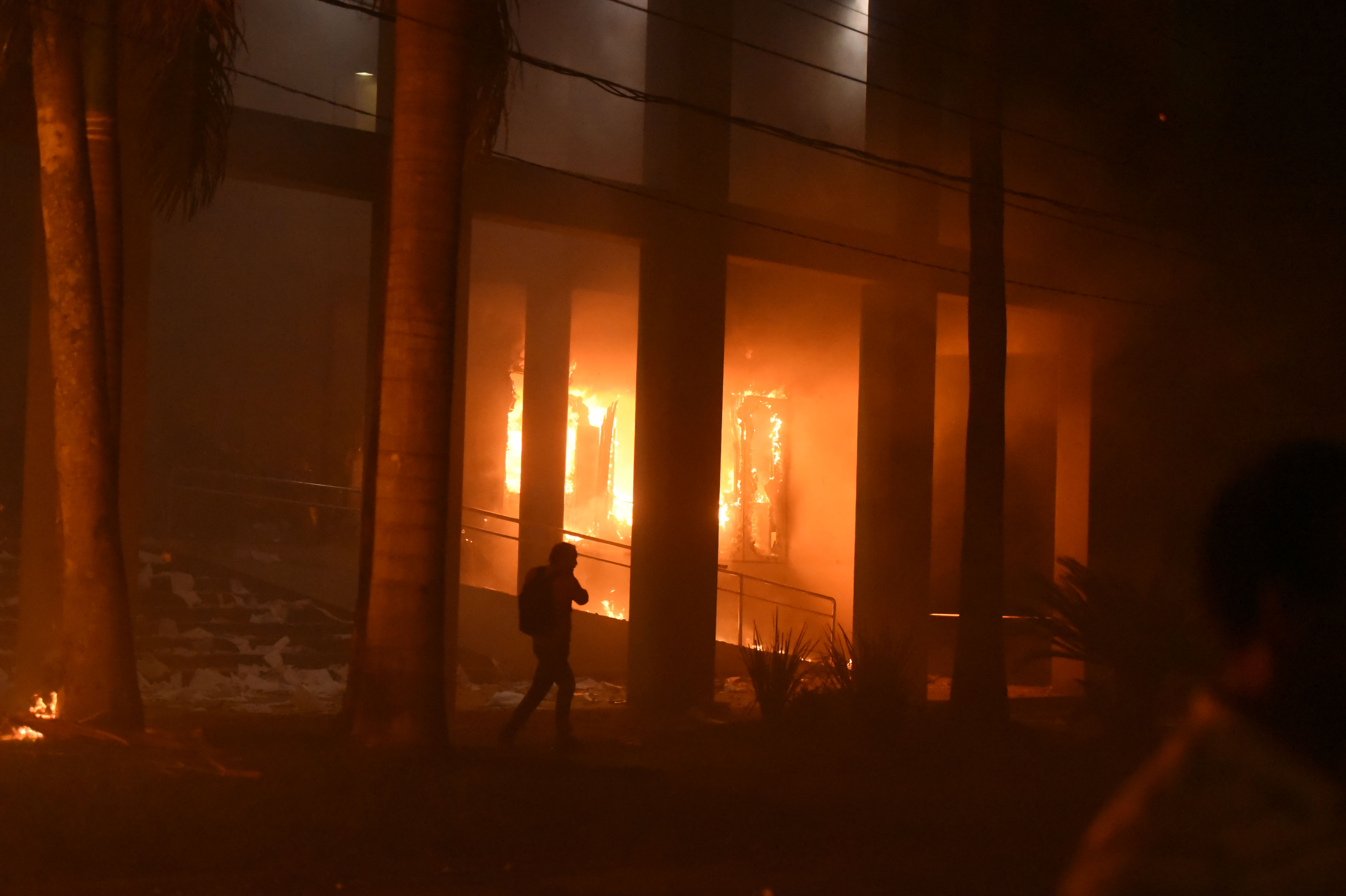 Manifestantes prenden fuego a la sede del Congreso de Paraguay