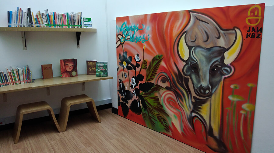 Grafitis antitaurinos se toman la biblioteca pública El Parque, en el centro de Bogotá