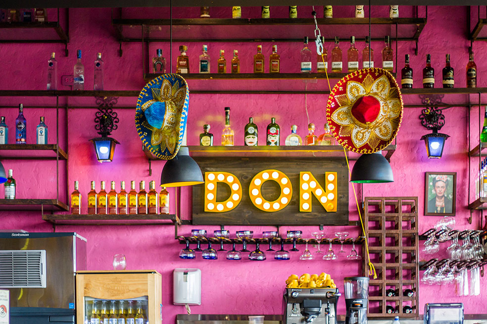 3. Detalles:Además de tener su primer restaurante llamado ‘La vecindad’, dónde mezcla los personajes del Chavo del 8 y la comida, también tiene uno en el centro de Bogotá, dos en los centros comerciales Plaza Central y Multiplaza y ahora en Calima.