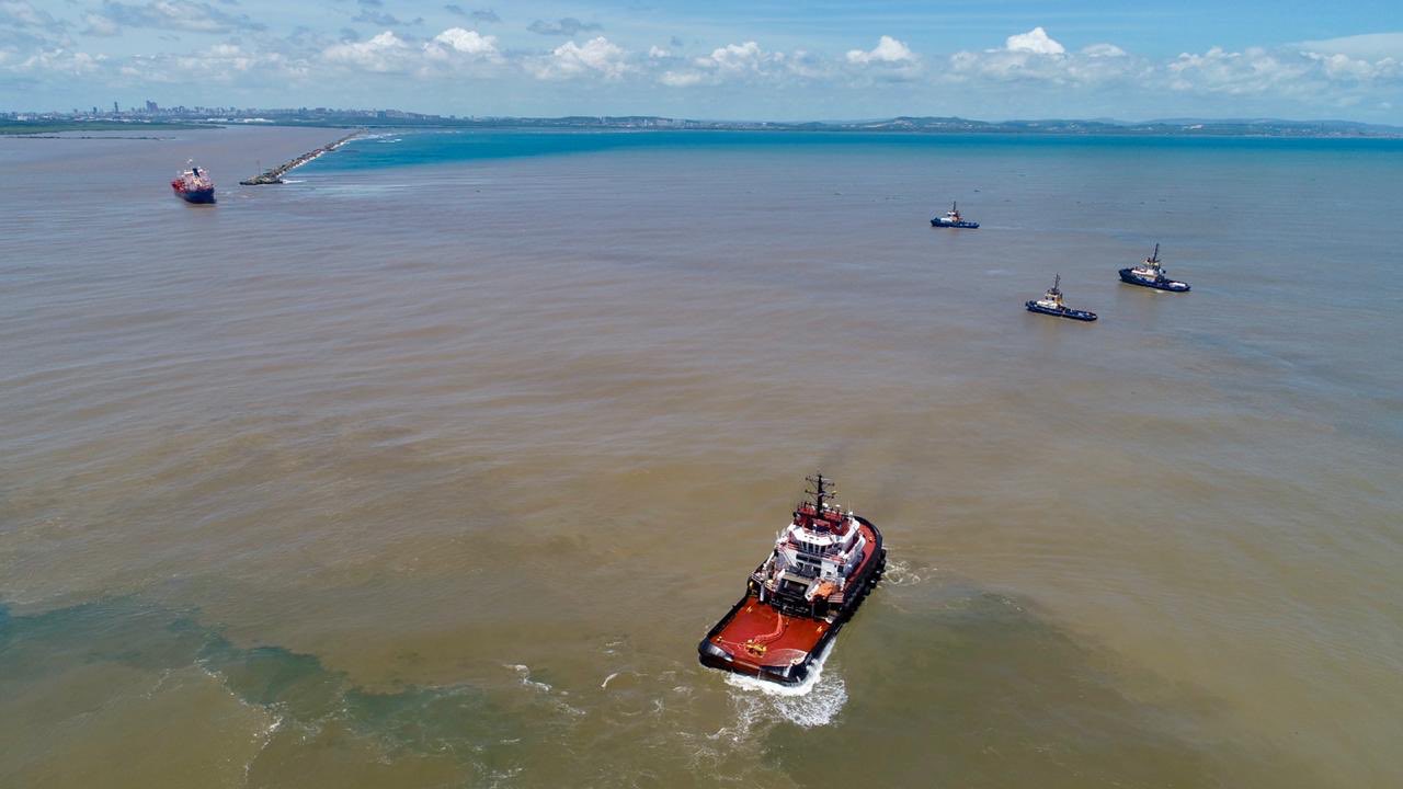 Suspenden actividades marítimas en Bocas de Ceniza para desencallar buque cargado de químicos