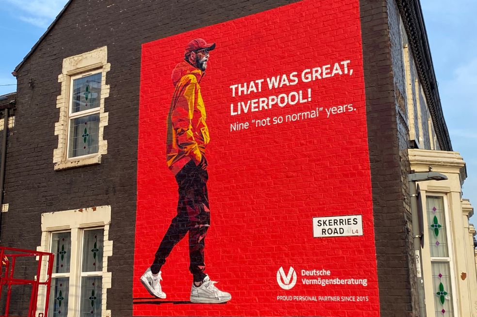 Este mural, a una cuadra de Anfield, dice "Fue grandioso, Liverpool. Nueve, no tan normales años". El alemán es el técnico más exitoso que ha tenido el equipo en este siglo.