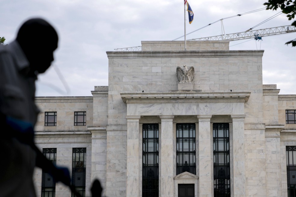 Economistas anticipan recorte de tasas de la Fed, después pausa