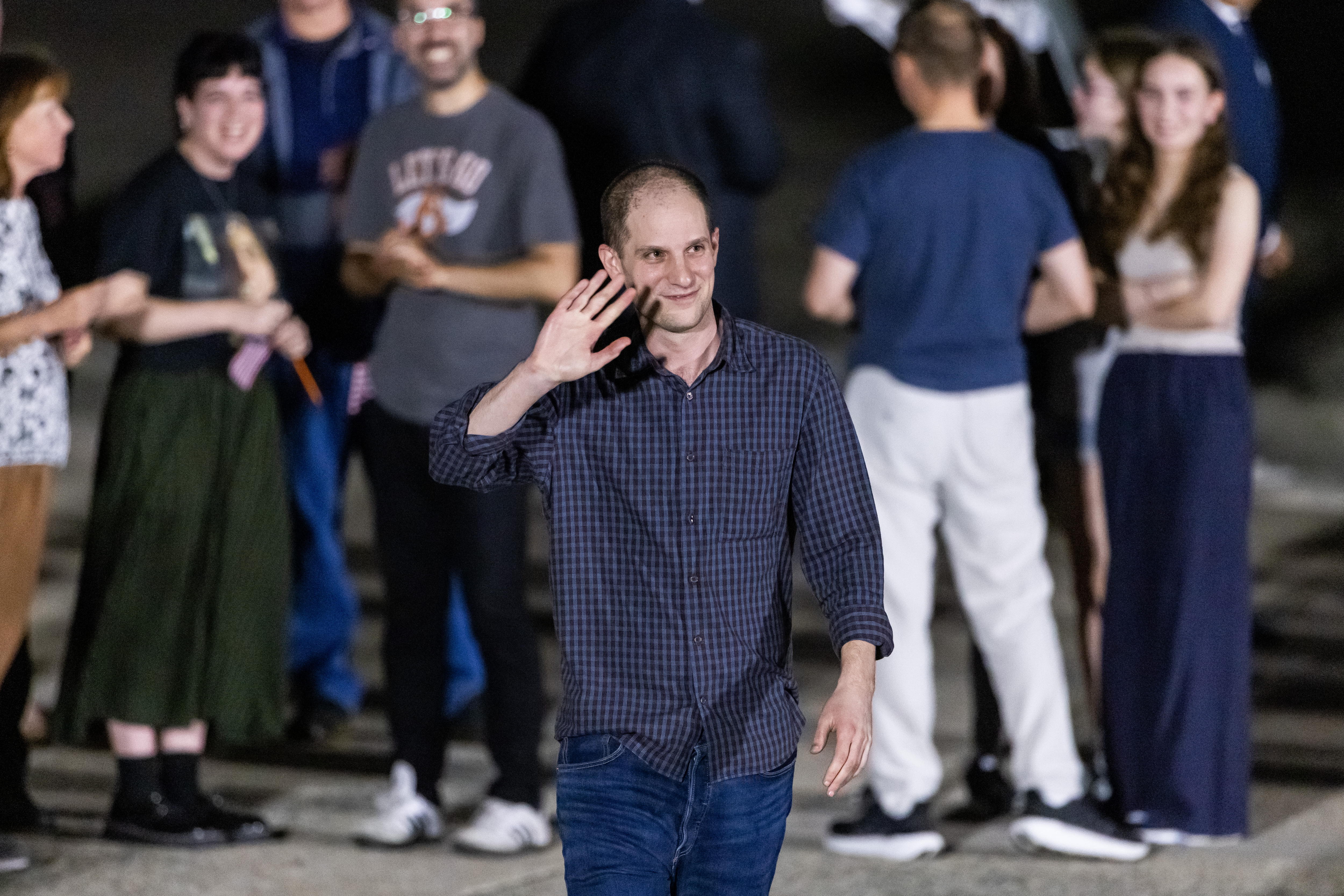 Joint Base Andrews (United States), 02/08/2024.- Wall Street Journal reporter Evan Gershkovich arrives in the US following a 26-person prisoner swap between Russia, the US and five other countries, at Andrews Air Base, Maryland, USA, 01 August 2024. US President Joe Biden and Vice President Kamala Harris were there to greet the former prisoners. The exchange includes at least two dozen people, and is the biggest prisoner swap between Russia and the West since the Cold War. (Rusia) EFE/EPA/JIM LO SCALZO