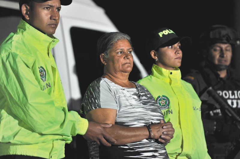 Sor Teresa Gómez, una de las grandes ejecutoras del despojo de tierras, a su llegada al aeropuerto de la base antinarcóticos en Bogotá, luego de su captura en 2013.