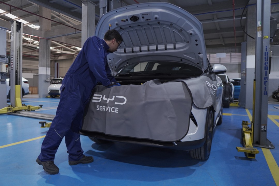 ¿Cuándo se hace el primer mantenimiento de un carro eléctrico y de un híbrido enchufable?