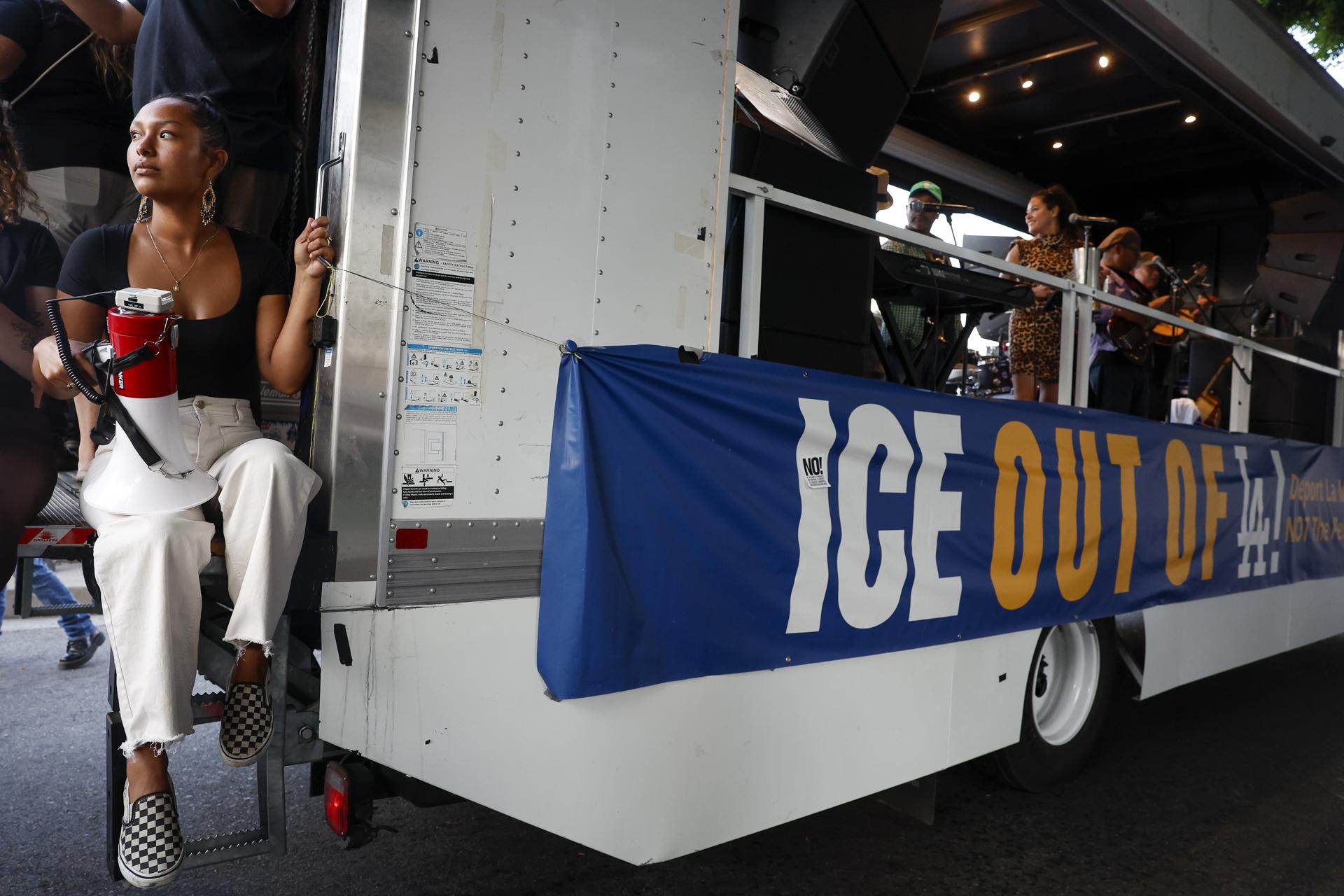 Tiroteo en oficinas del ICE deja varios heridos y al atacante muerto en Texas