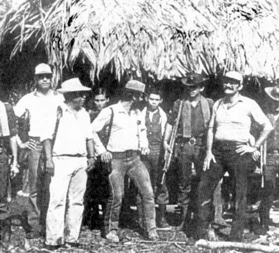 Esta foto en el marco de unos diálogos de paz, en la que aparecen Horacio Serpa Uribe, guerrilleros de las Farc, Aristides Andrade y dos periodistas santandereanos, fue una prueba desestimada por la justicia en la que Fremio Sánchez acusaba a David Rabelo de estar allí para planear el asesinato de David Núñez Cala.