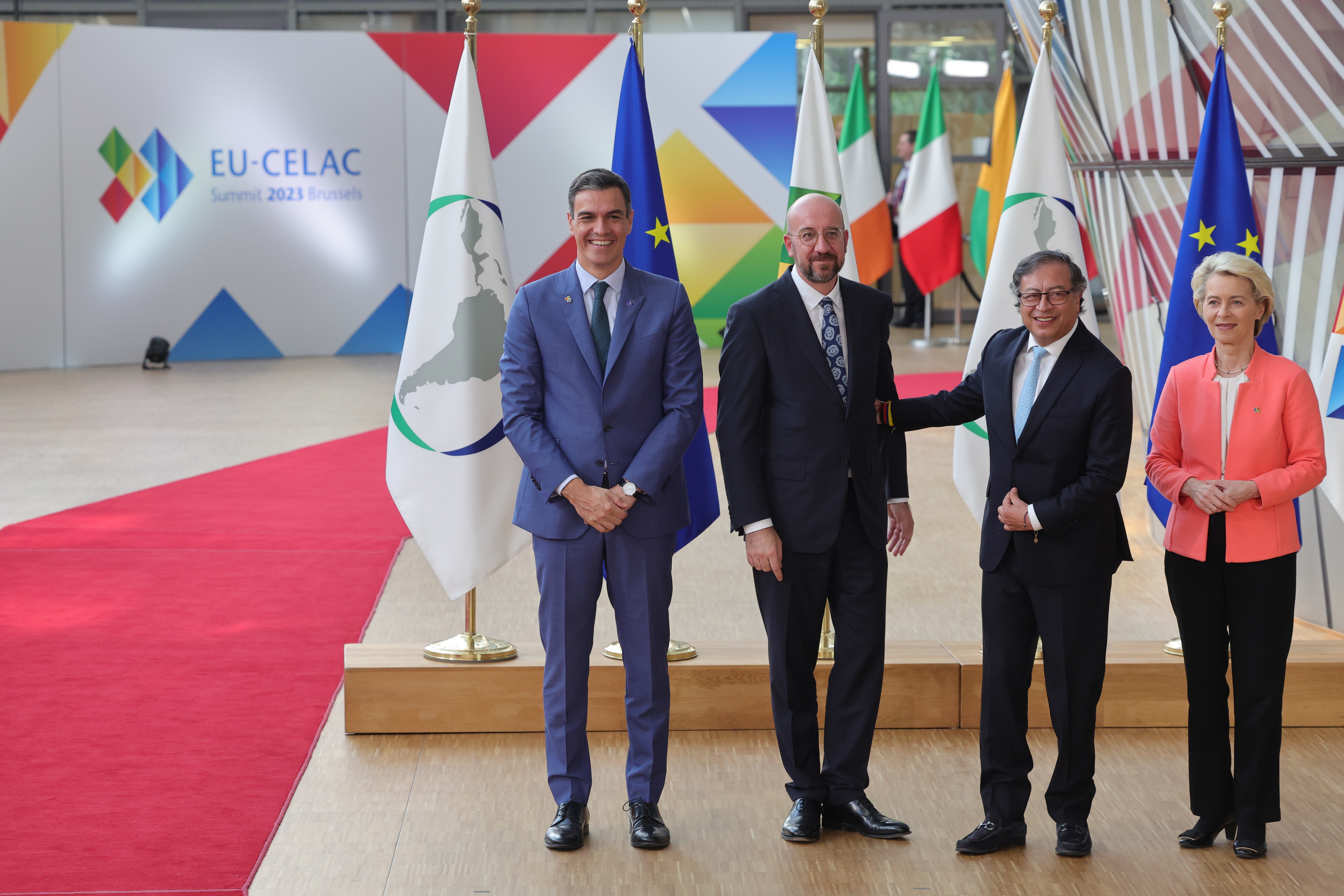 Brussels (Belgium), 17/07/2023.- Spain'Äôs prime Minister Pedro Sanchez (L), President of the European Council Charles Michel (2R) and President of the European Commission Ursula von der Leyen (R) welcome President of Colombia Gustavo Petro (2R) during the EU-CELAC Summit of Heads of State and Government in Brussel, Belgium, 17 July 2023. Leaders from the EU and the Community of Latin American and Caribbean States (CELAC) gather in Brussels for the third EU-CELAC summit from 17-18 July 2023, with the aim to strengthen relations between both regions. (Bélgica, España, Bruselas) EFE/EPA/OLIVIER MATTHYS