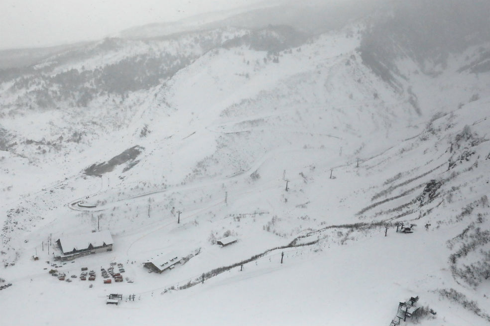 Vista aérea de una estación de esquí en la ciudad de Kusatsu, prefectura de Gunma, después de la erupción volcánica, que provocó también una avalancha que dejó varios heridos. /AFP