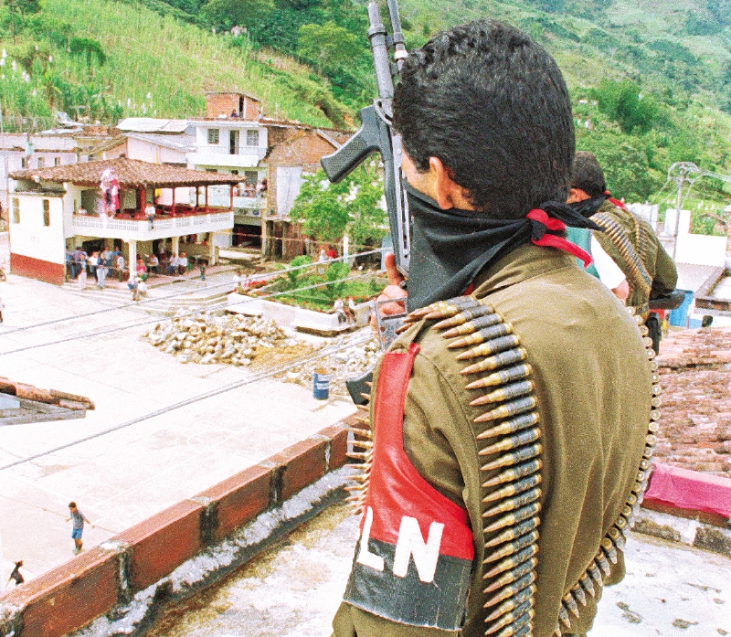 Combatientes del Eln observan la plaza central de un pueblo tras ser tomado por esta guerrilla. / Archivo