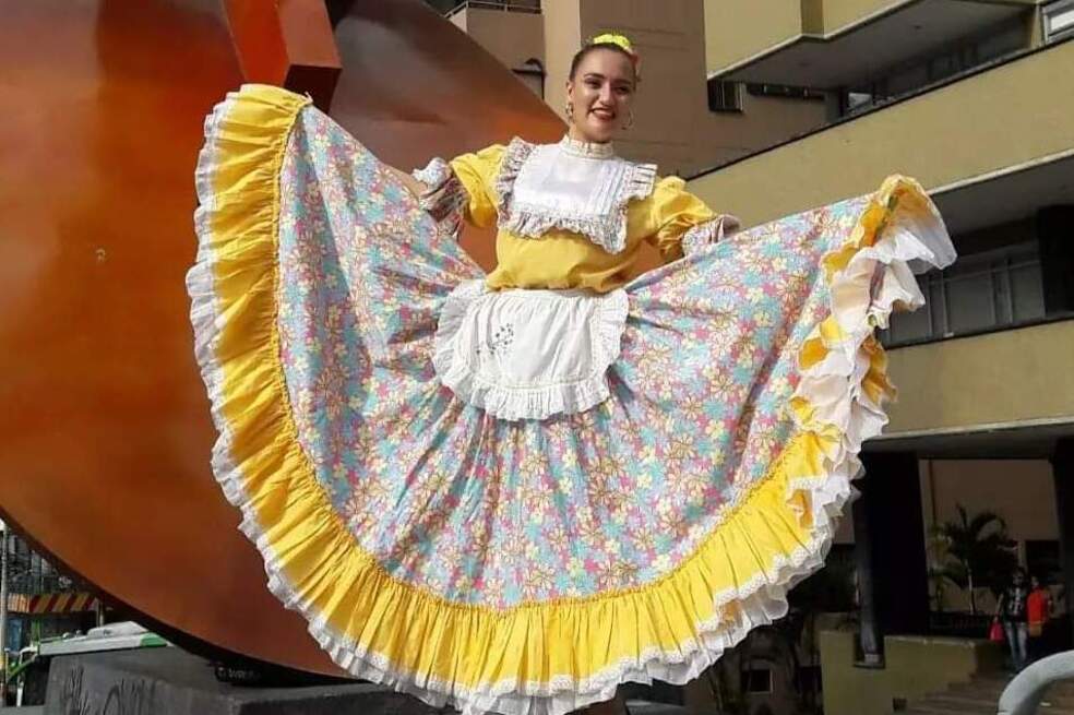 Recompensa de $40 millones por homicida de docente en Medellín
