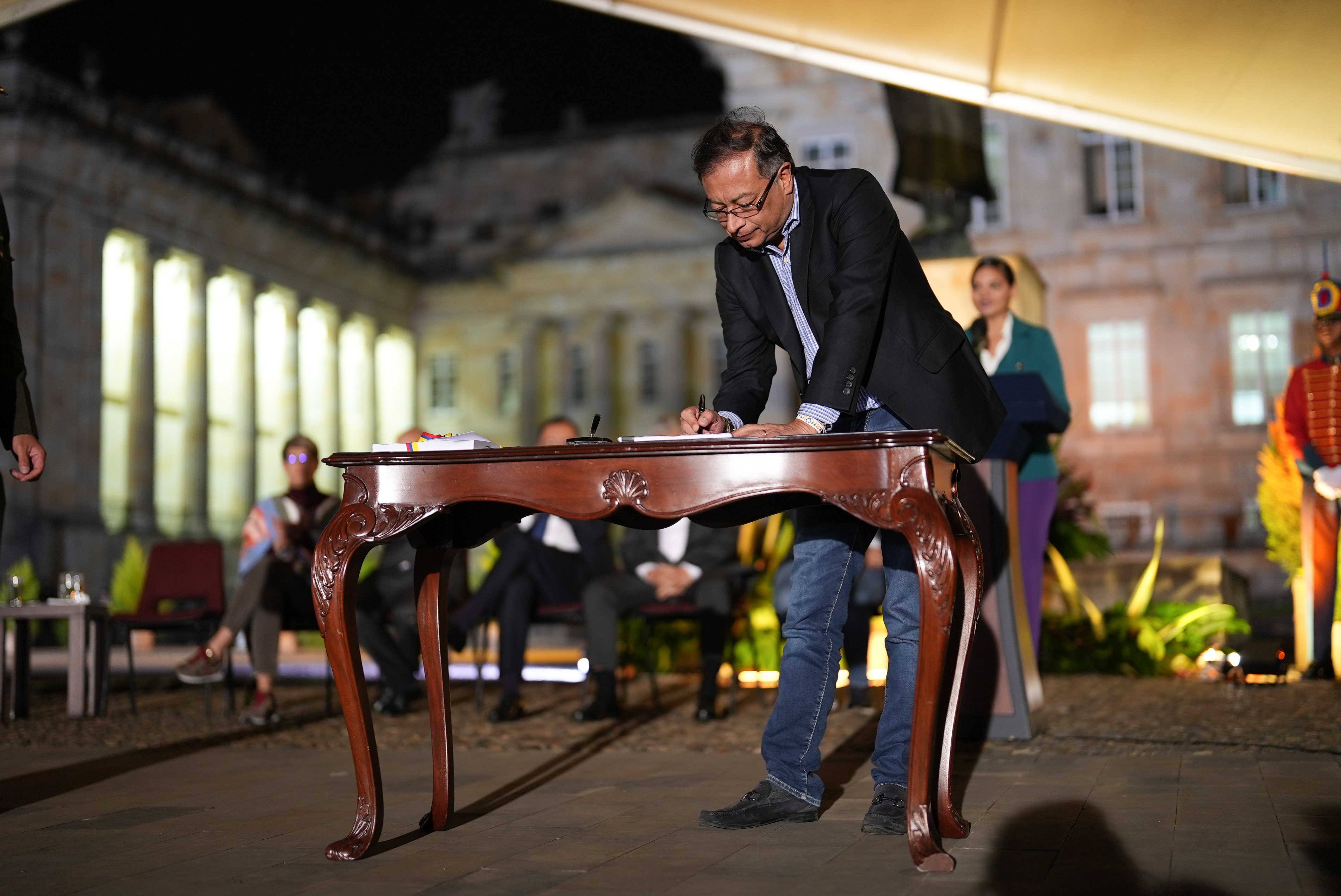 El Presidente Gustavo Petro firmó el proyecto de ley del Plan Nacional de Desarrollo, radicado el pasado lunes ante el Congreso Nacional, y que será la carta de navegación del Gobierno para el periodo 2022-2026