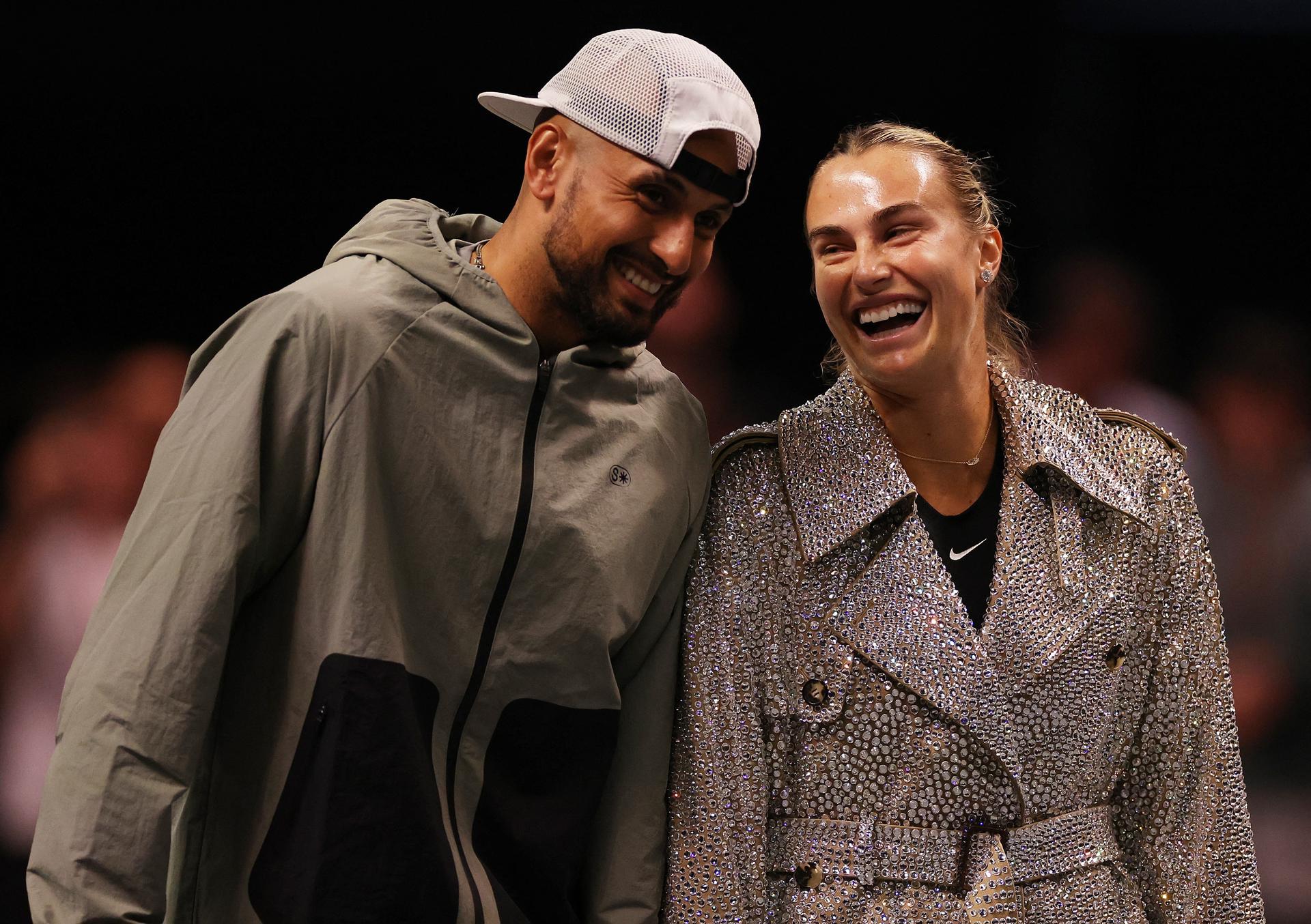 DUBAI (United Arab Emirates), 28/12/2025.- Aryna Sabalenka of Belarus (R) and Nick Kyrgios of Australia smile prior the 'Battle of the Sexes' exhibition match, in Dubai, United Arab Emirates, 28 December 2025. (Tenis, Bielorrusia, Emiratos Árabes Unidos) EFE/EPA/Amr Alfiky / POOL
