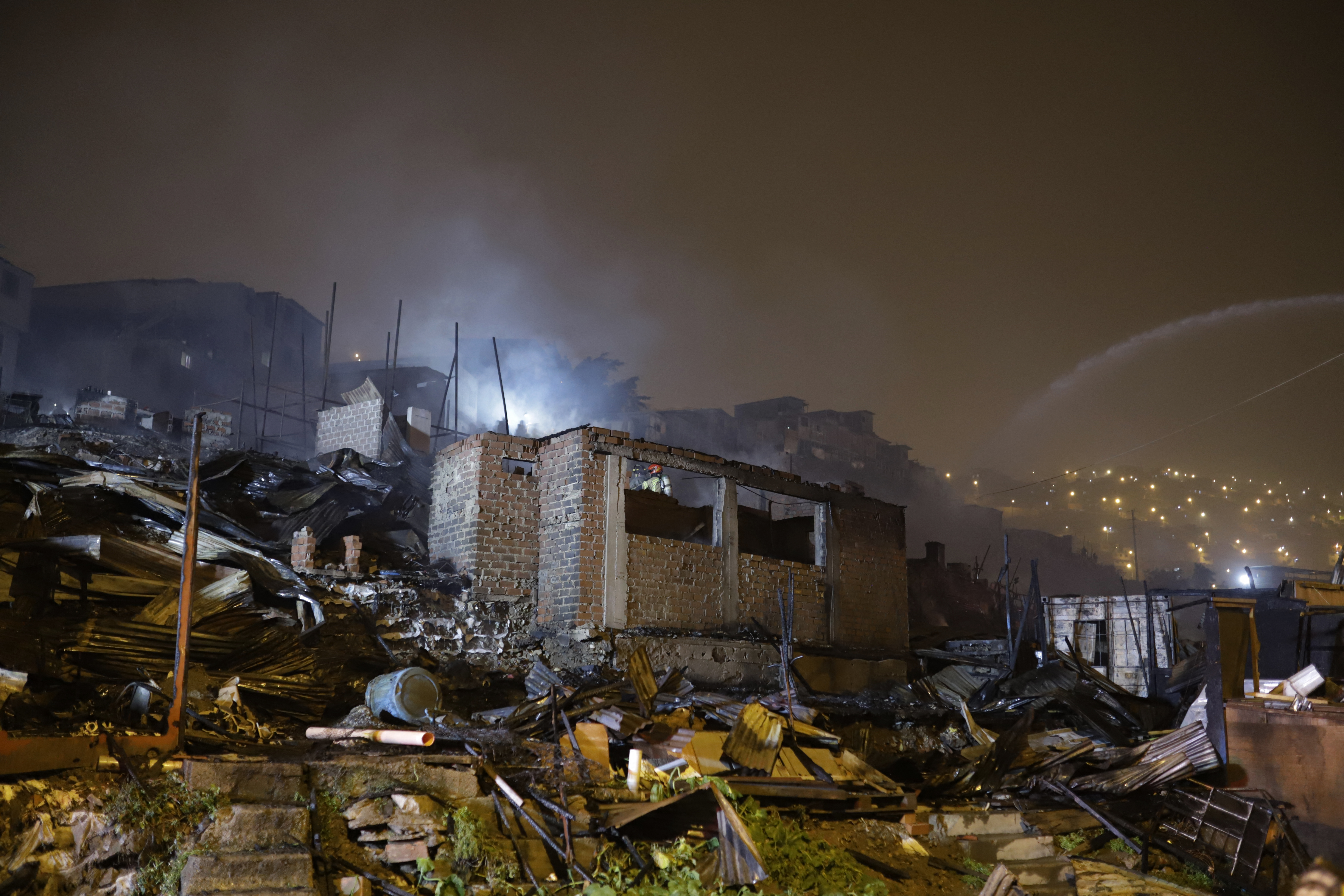 Fuerte incendio en Perú deja cuatro heridos y al menos 100 viviendas afectadas