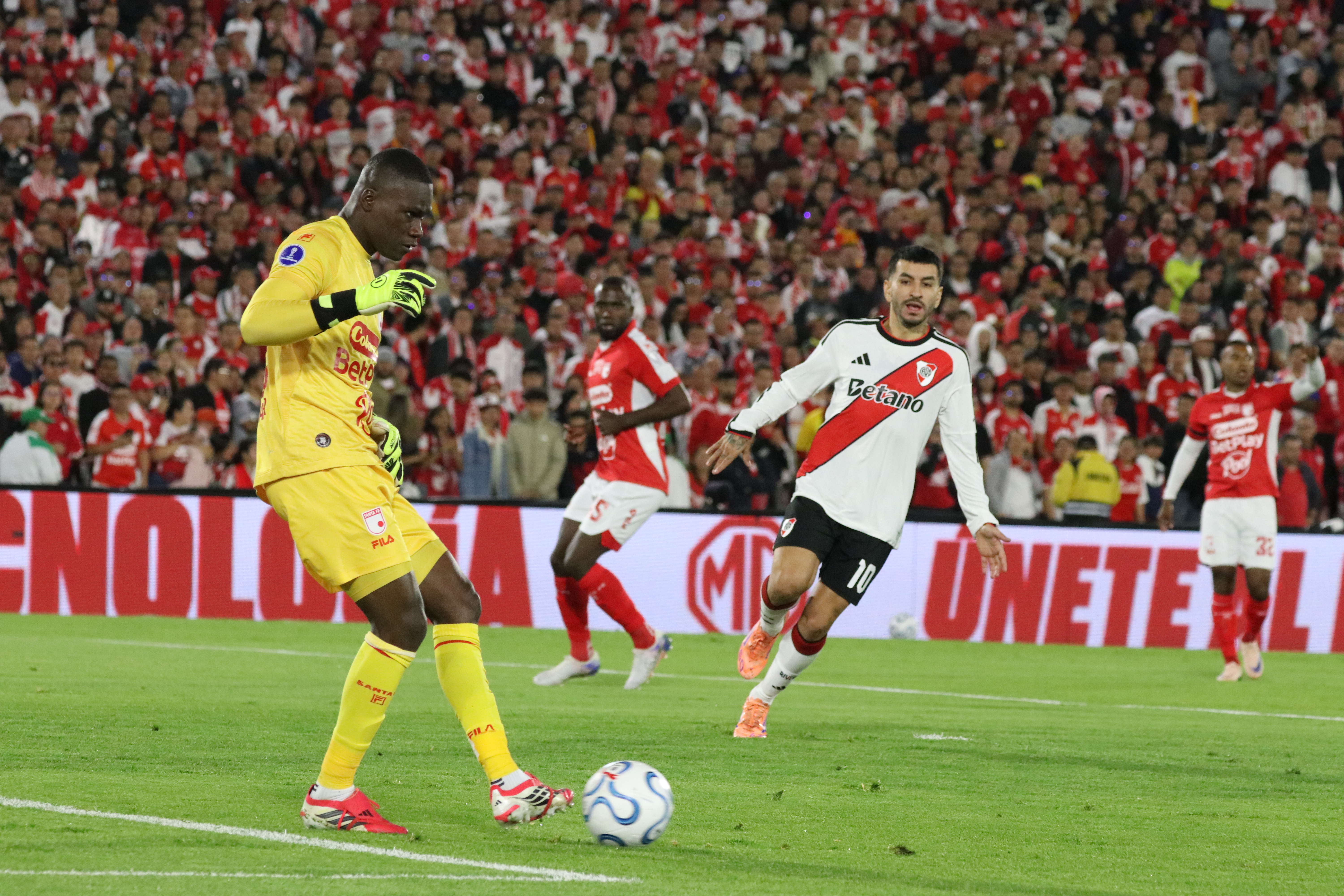 Jugador de Santa Fe durante el compromiso ante River Plate de Argentina por Copa Conmebol Sudamericana en el Estadio El Campin de Bogotá
