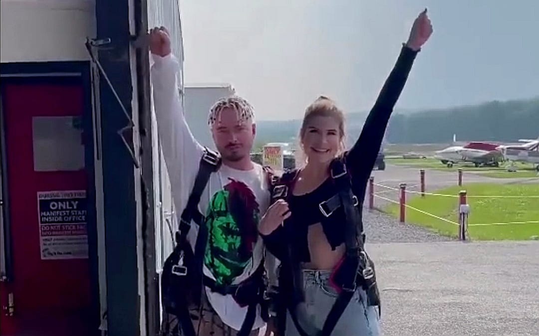 VIDEO: ¡Se lanzaron desde un avión! J Balvin y exnovia se tiran en paracaídas.