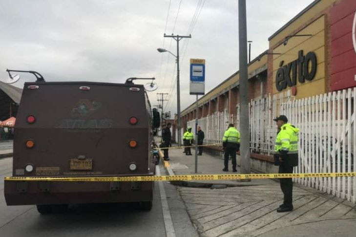 Roban dos tulas con dinero de carro de valores en Bogotá