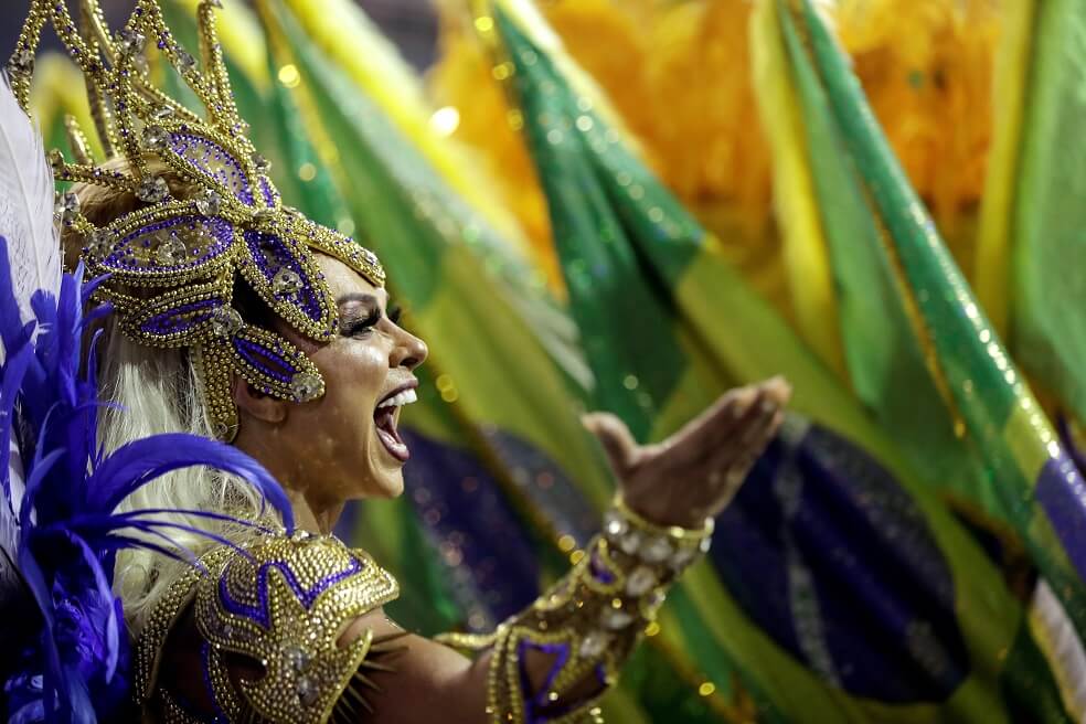 Comparsas, garotas y carrozas dan inicio al carnaval más esperado de Brasil