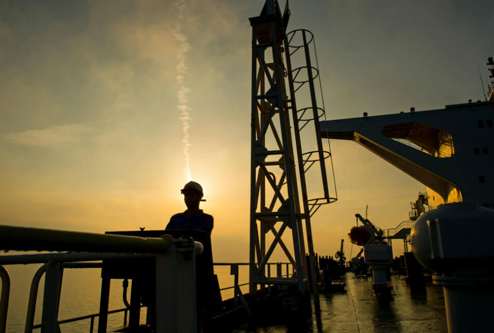 Petróleo de referencia Brent se desploma 5,24 %, hasta los US$34,17