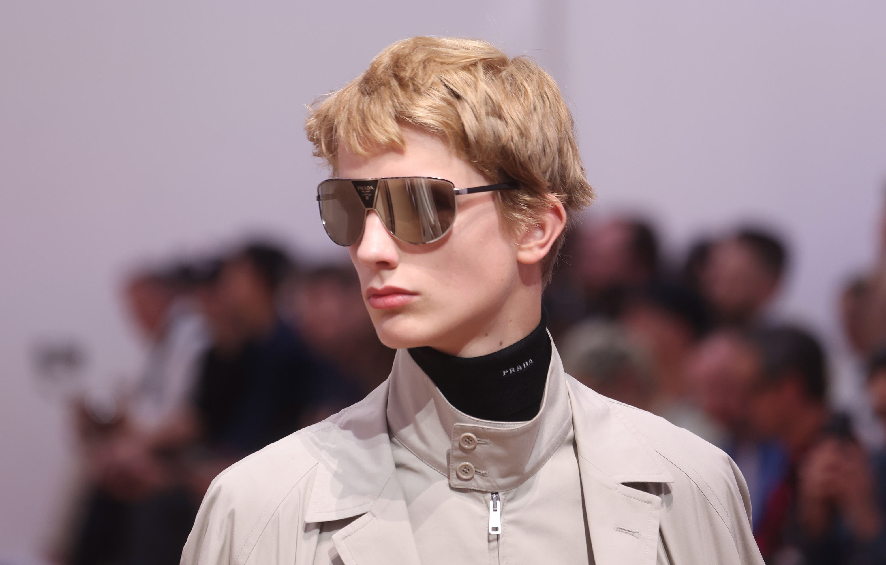 Prada muestra una colección clásica con un toque fetichista para hombres en 2023