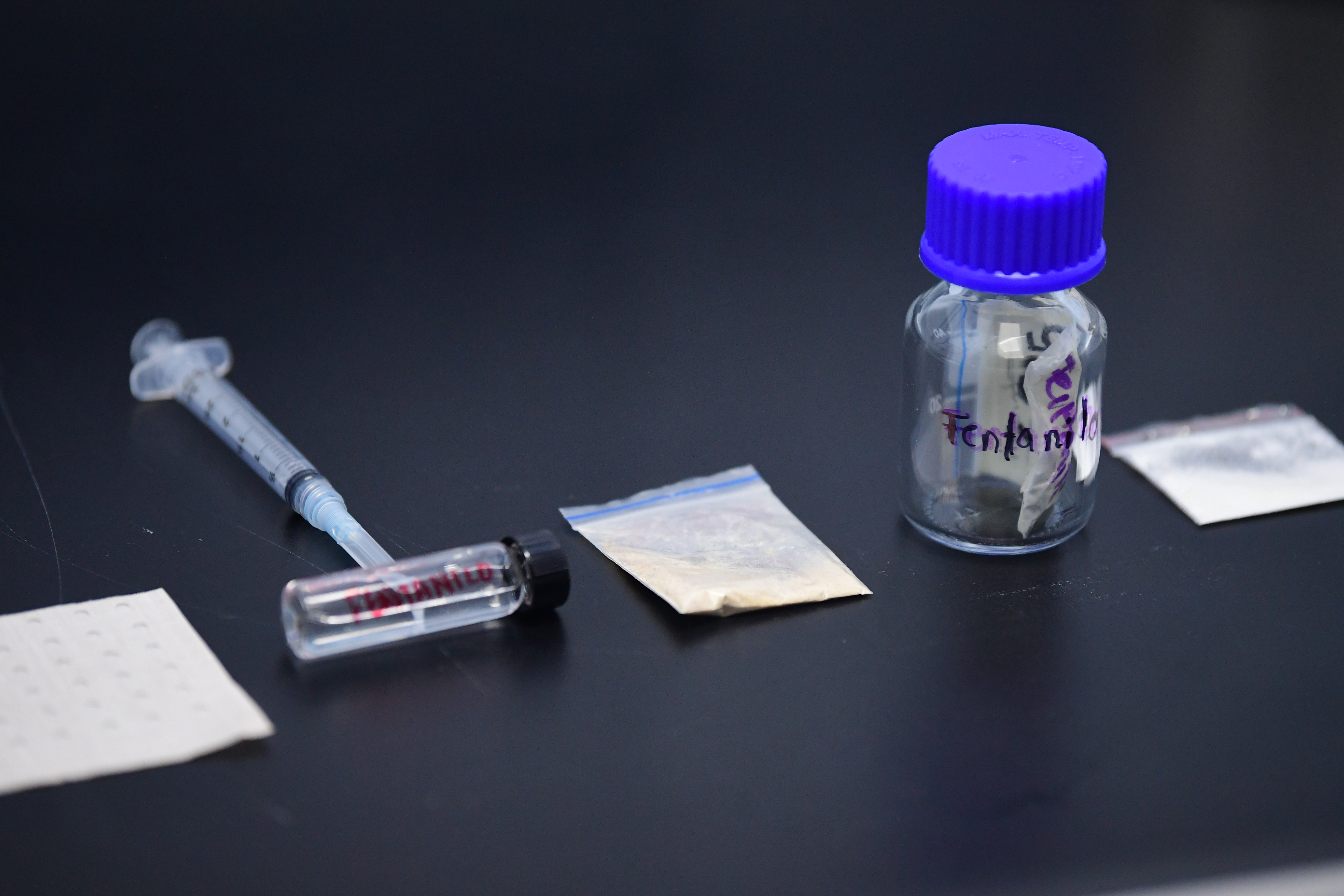 Proceso de análisis del opioide sintético fentanilo realizado por científicos de la Dirección de Antinarcóticos de Colombia en su laboratorio químico de investigación.