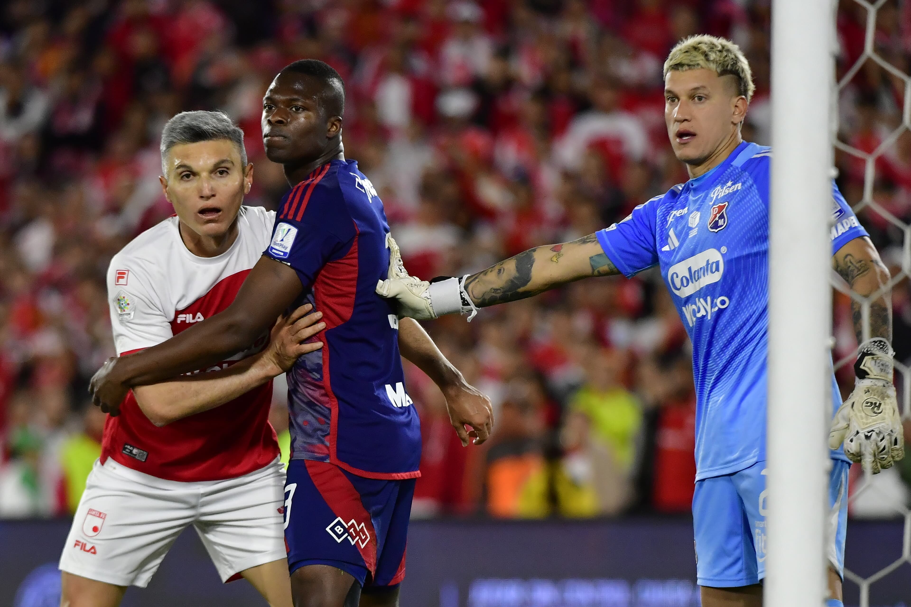 Daniel Torres (Santa Fe) ante la marca de Jhon Palacios, frente al arco de Independiente Medellín, custodiado por Washington Aguerre.