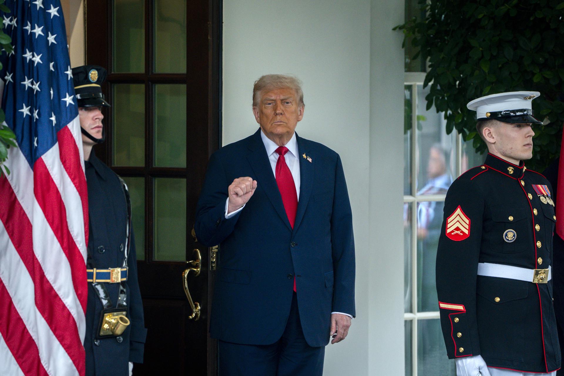 WASHINGTON (United States), 25/09/2025.- US President Donald Trump (C) waits to greet Turkish President Recep Tayyip Erdogan (not pictured) at the White House, in Washington, DC, USA, 25 September 2025. (Turquía) EFE/EPA/WILL OLIVER