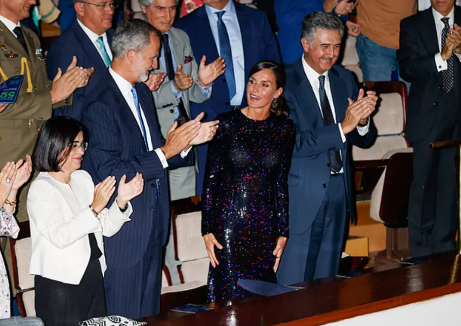 La Reina Letizia usó un espectacular vestido de lentejuelas e impone tendencia
