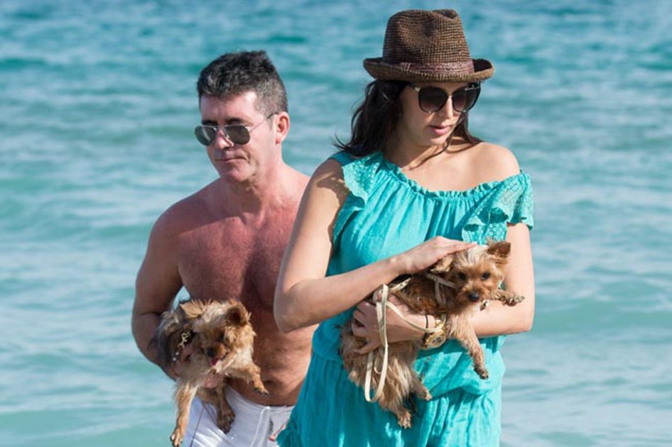  Simon Cowell y Lauren Silverman, con sus dos perros. / Bang Showbiz