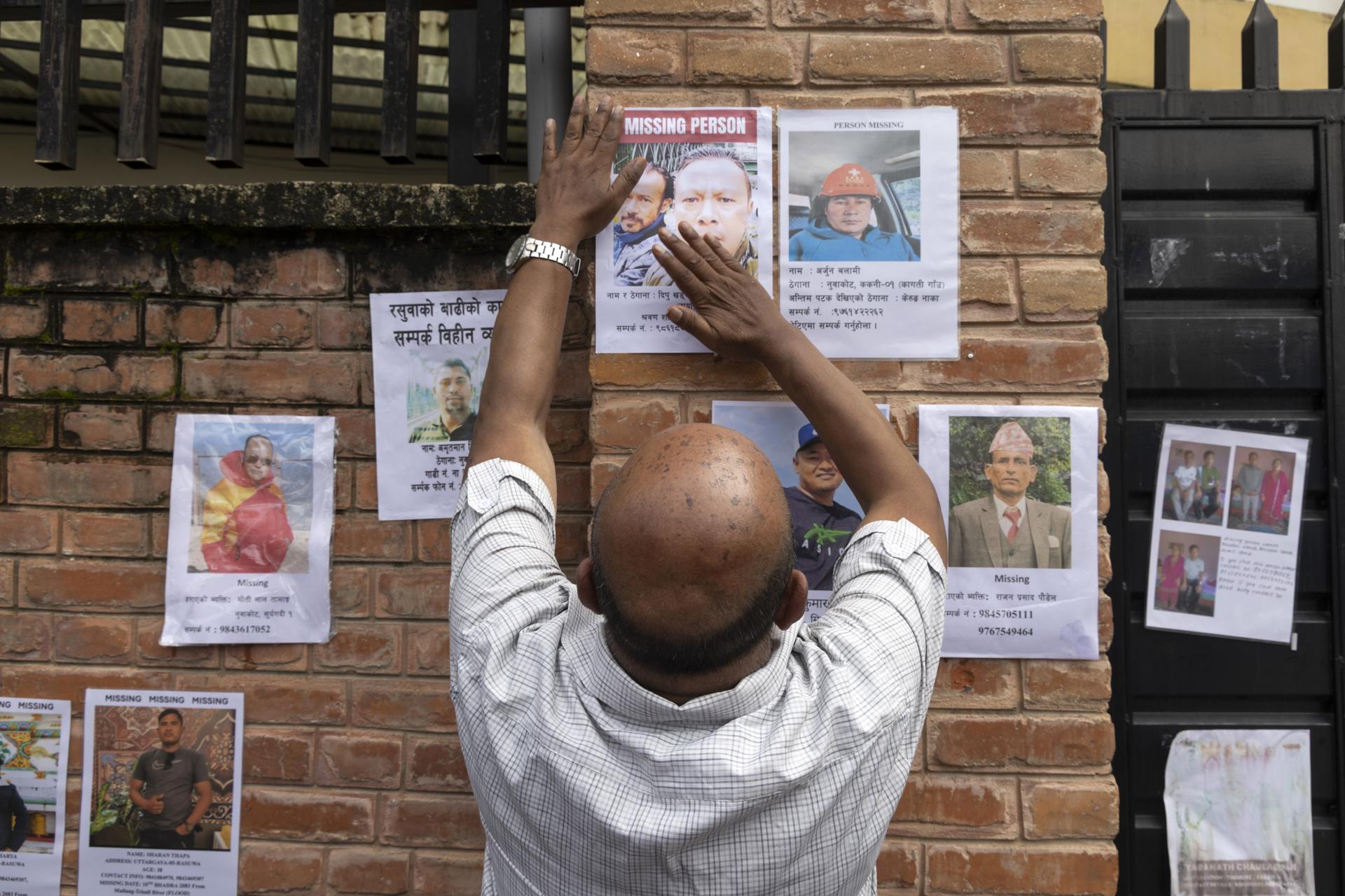 Nepal, bajo el lodo: un alud deja 682 muertos y casi 3.000 desaparecidos