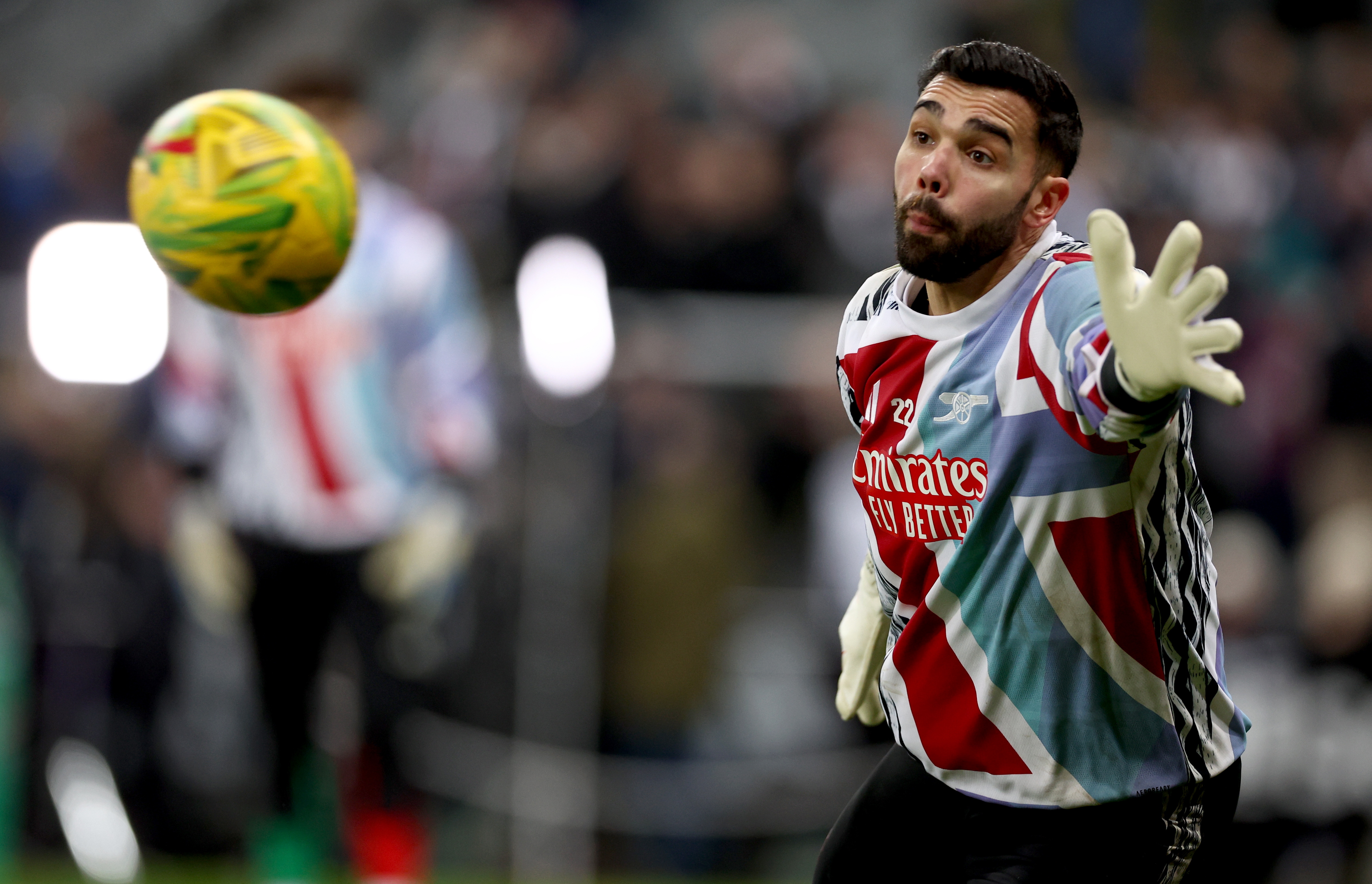 NEWCASTLE (United Kingdom), 05/02/2025.- Arsenal goalkeeper David Raya warms up before the EFL Cup semi-final 2nd leg match between Newcastle United and Arsenal FC, in Newcastle, Britain, 05 February 2025. (Reino Unido) EFE/EPA/ADAM VAUGHAN