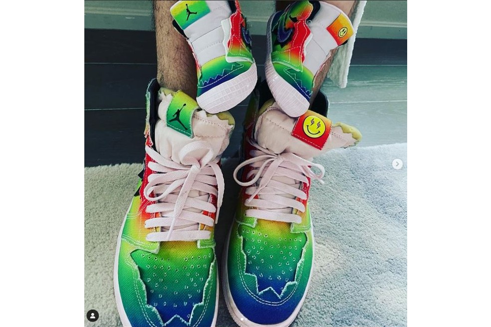 Con esta foto donde se observan los pies del cantante y los de su hijo con unos tenis del mismo estilo, celebró en octubre los tres primeros meses de vida de Río. “El real equipo 3 meses rompiendo juntos. Mi mejor amigo”. La imagen generó comentarios llenos de ternura.