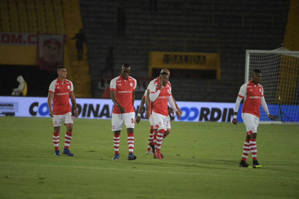 Los hinchas de Santa Fe recogen firmas para exigir cambios