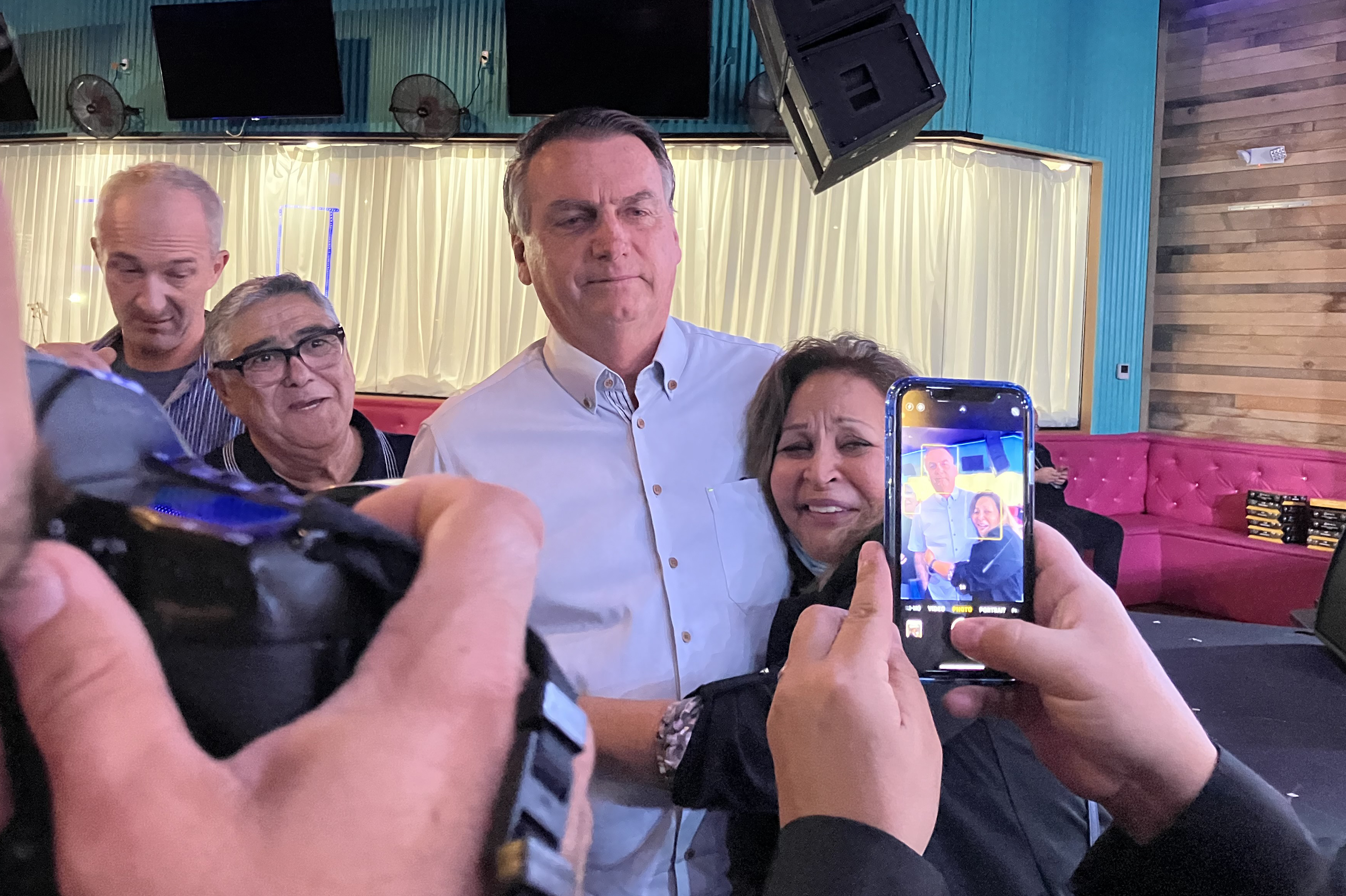 Bolsonaro reaparece en público y dice que confía en el nuevo Parlamento de Brasil